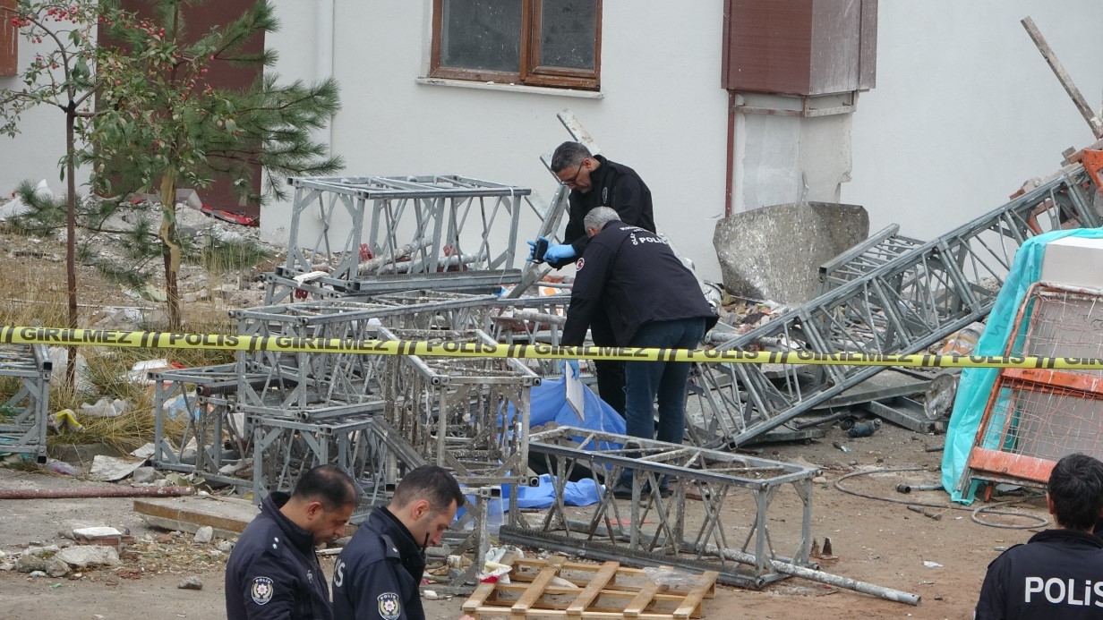 Malatya’da tadilat yapılan binada iskele çöktü: 2 ölü