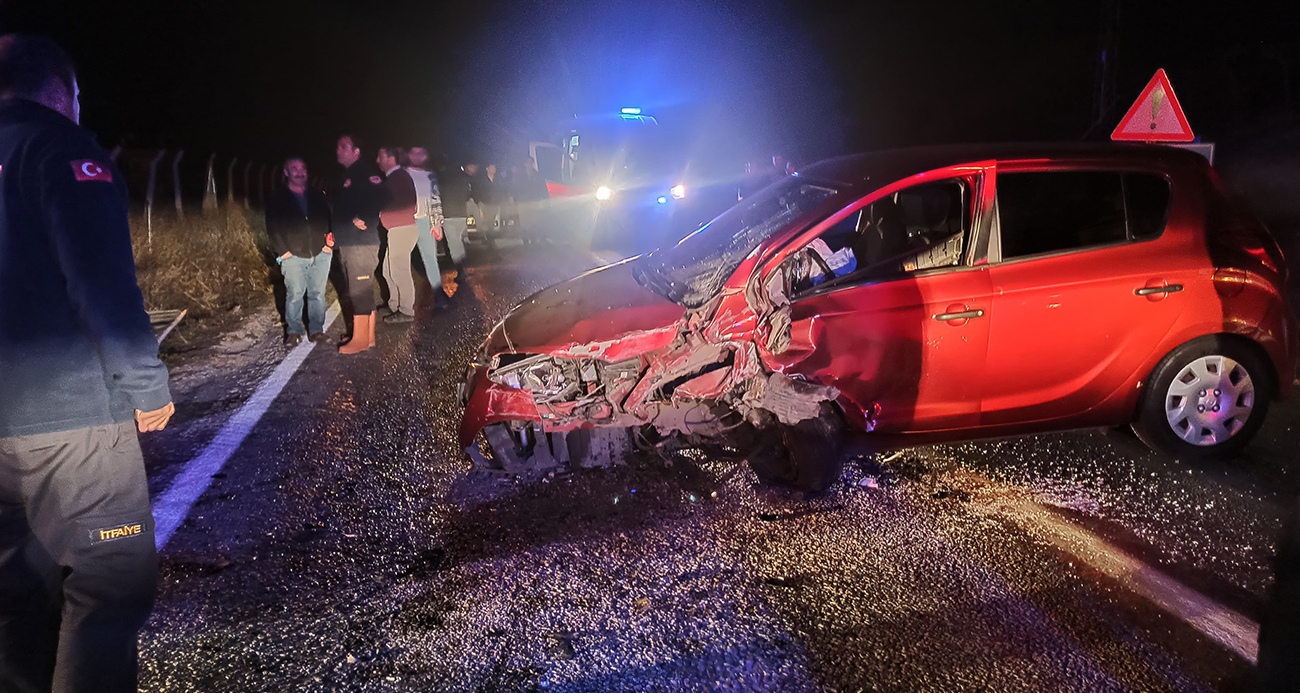 Otomobille çarpışan hafif ticari araç hurdaya döndü: 7 yaralı