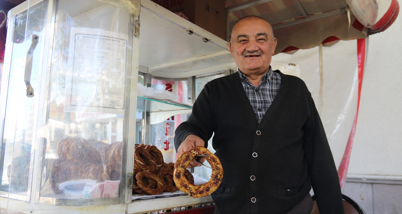 Tek koluna rağmen hayata dört elle sarılan simitçinin azmi takdir topluyor