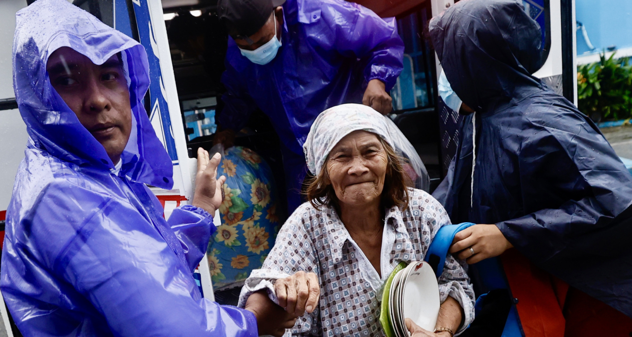 Filipinler'i Toraji Tayfunu vurdu: 2 bin 500 köye tahliye emri