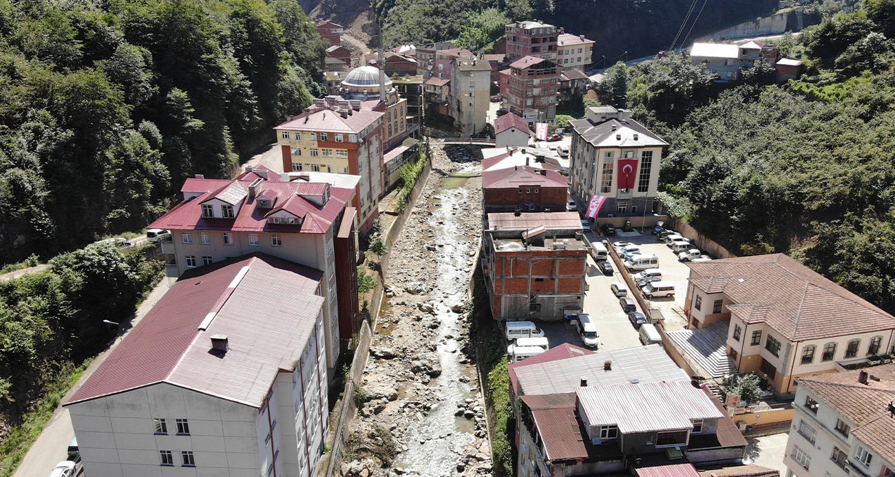 Doğu Karadeniz Bölgesi’nde şiddetli yağışların yol açtığı sel ve heyelanlar dere yataklarındaki yerleşimlerde hasara neden oluyor. Çarpık yapılaşmanın ön plana çıktığı Artvin, Giresun, Rize ve Trabzon illerinde yasa ve yönetmeliklerin uygulanması gerektiğini belirten Jeoloji Mühendisi Prof. Dr. Osman Bektaş, “Sürekli nüfus artıyor. Arsa arzı sürekli artıyor. Dolayısıyla yasa ve yönetmenlikler artık geçerli olmuyor. Dolayısıyla hala dere yatakları talan ediliyor” dedi.