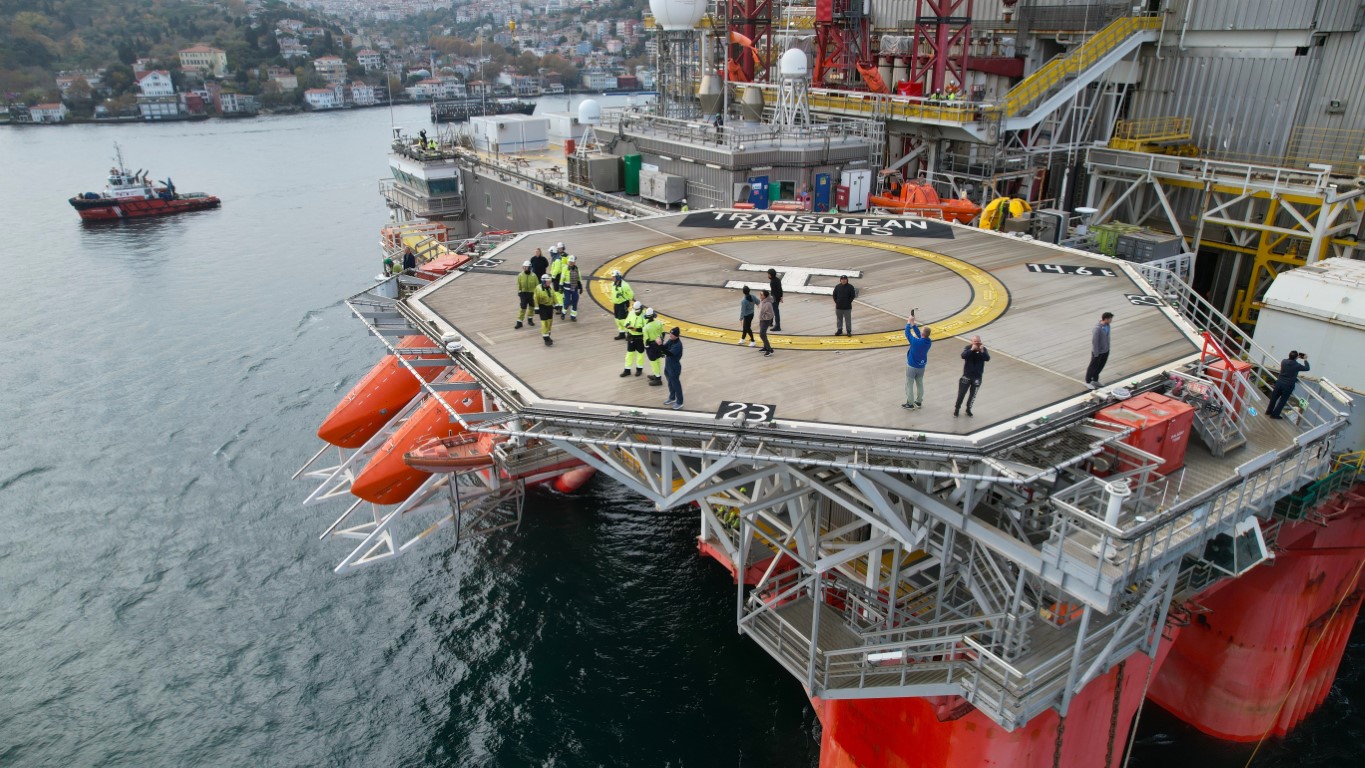 Dev petrol platformu İstanbul Boğazı’ndan geçti