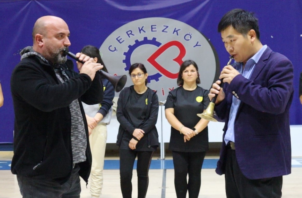 Çinli Tao zurnacıyla düet yaptı, folklor ekibiyle halay çekti