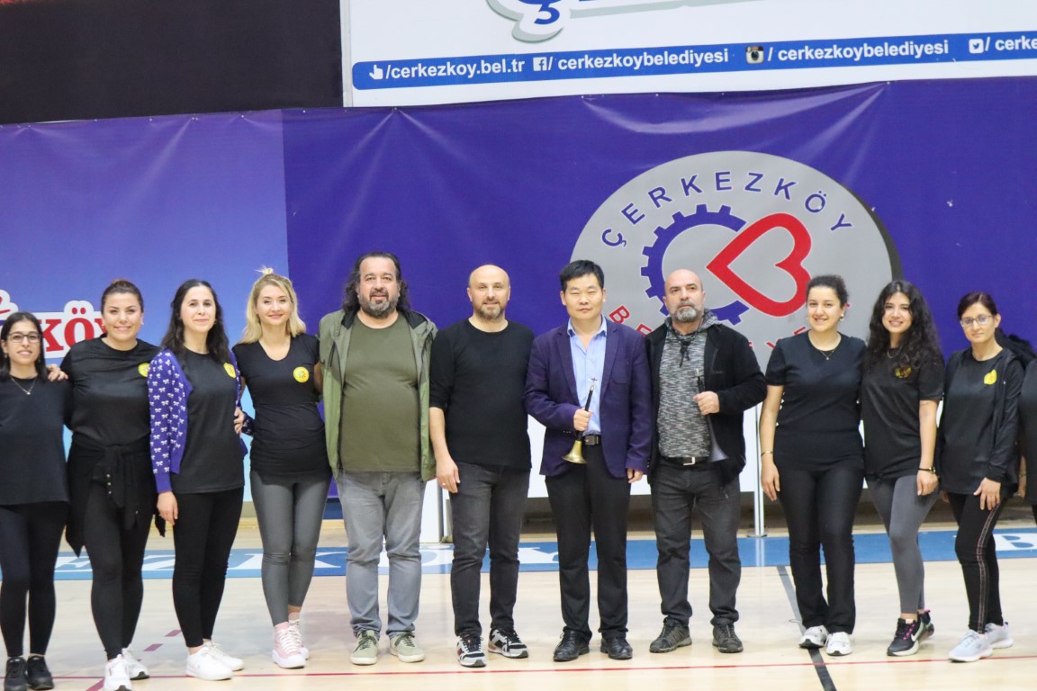 Çinli Tao zurnacıyla düet yaptı, folklor ekibiyle halay çekti