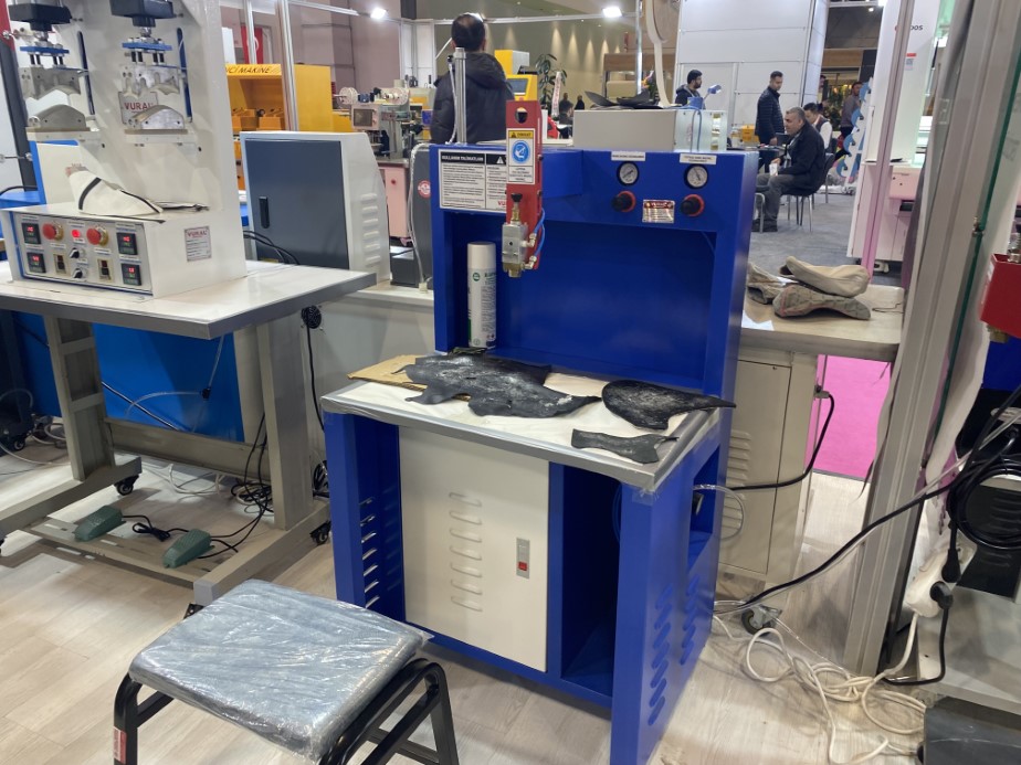 İstanbul Fuar Merkezi’nde dünyada ilk kez tek renk kalıpla, 3 renk taban tasarımı makinesi dikkat çekti