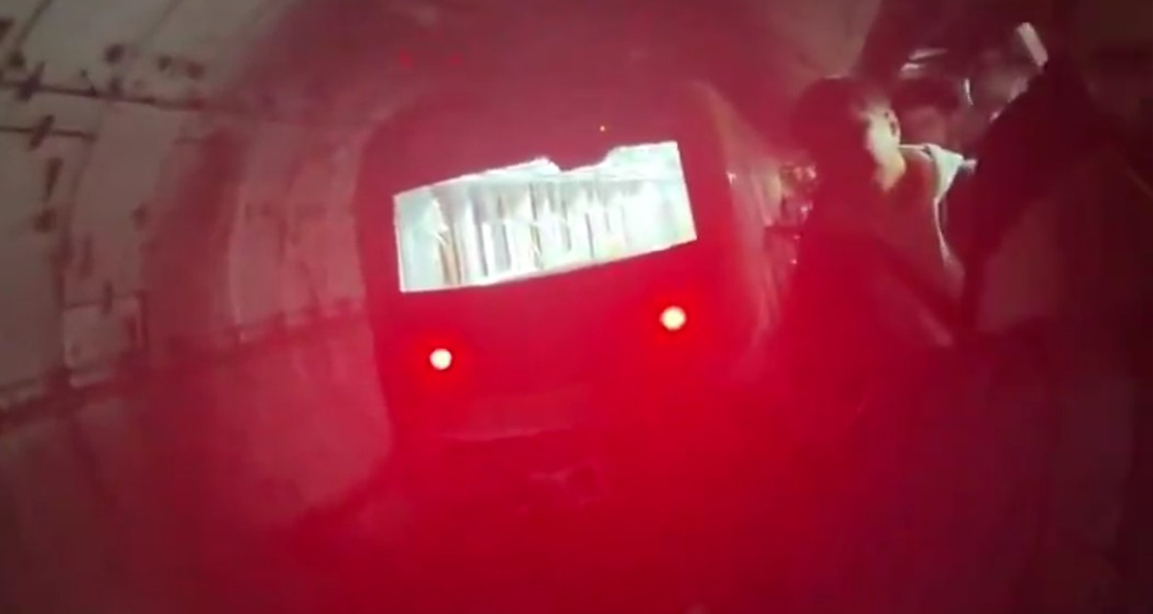 İstanbul’da metro 5 durağı pas geçti, acil durdurma butonuna basan yolcular raylara inip yürüdü