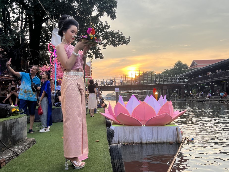 Tayland'ın geleneksel festivallerinden Loy Krathong (Yüzen Fener) Festivali renkli görüntülere sahne oldu.