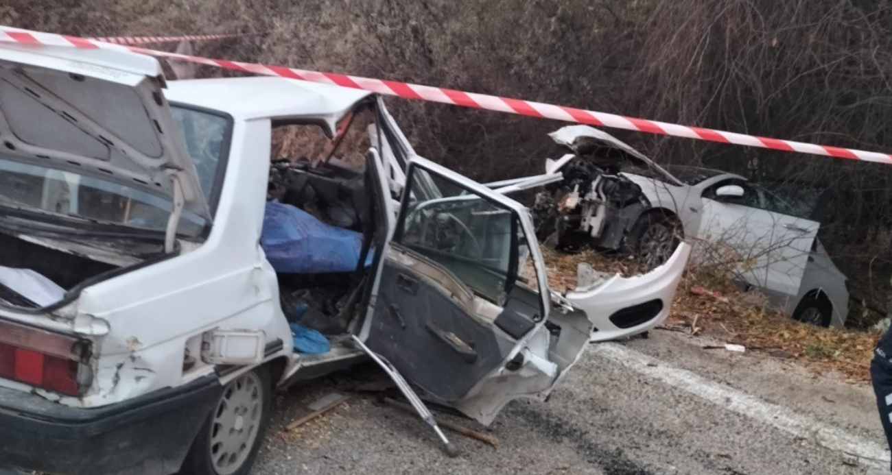 Konya’da iki otomobil kafa kafaya çarpıştı: 2 ölü, 3 yaralı