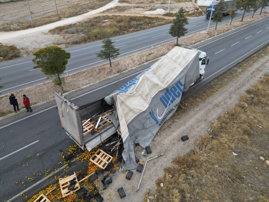 10 ton mandalina kara yolunu yarım saat ulaşıma kapattı