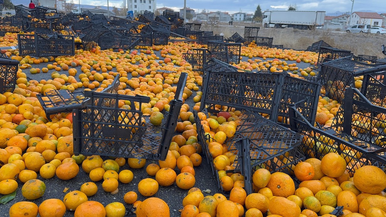 10 ton mandalina kara yolunu yarım saat ulaşıma kapattı