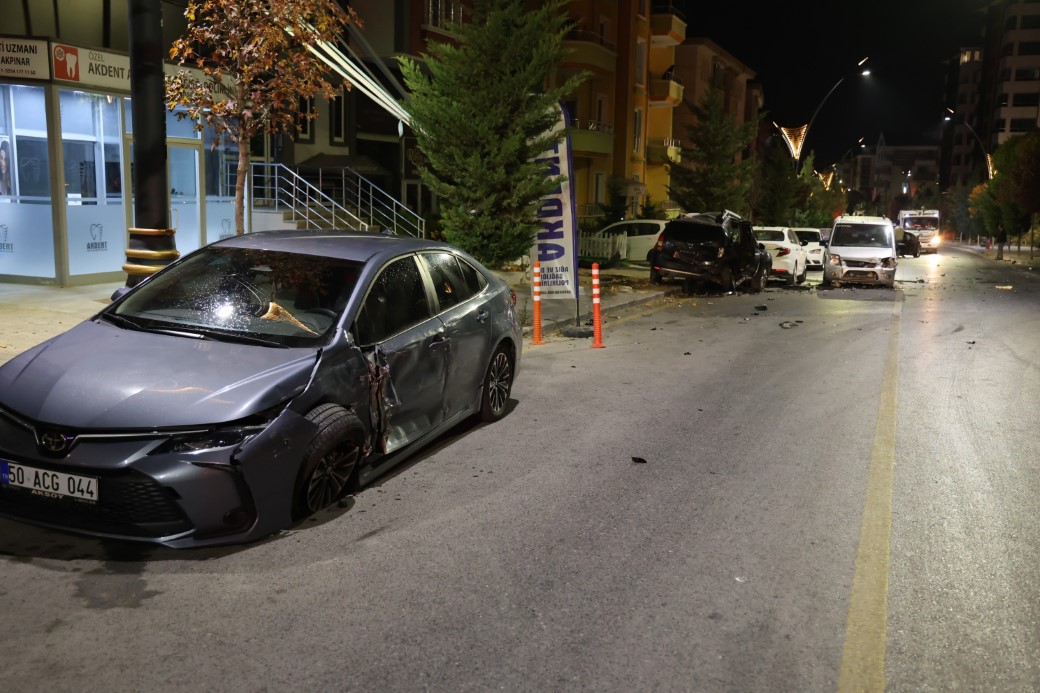 Alkollü sürücü 4 araca çarparak durabildi: O anlar güvenlik kameralarına yansıdı