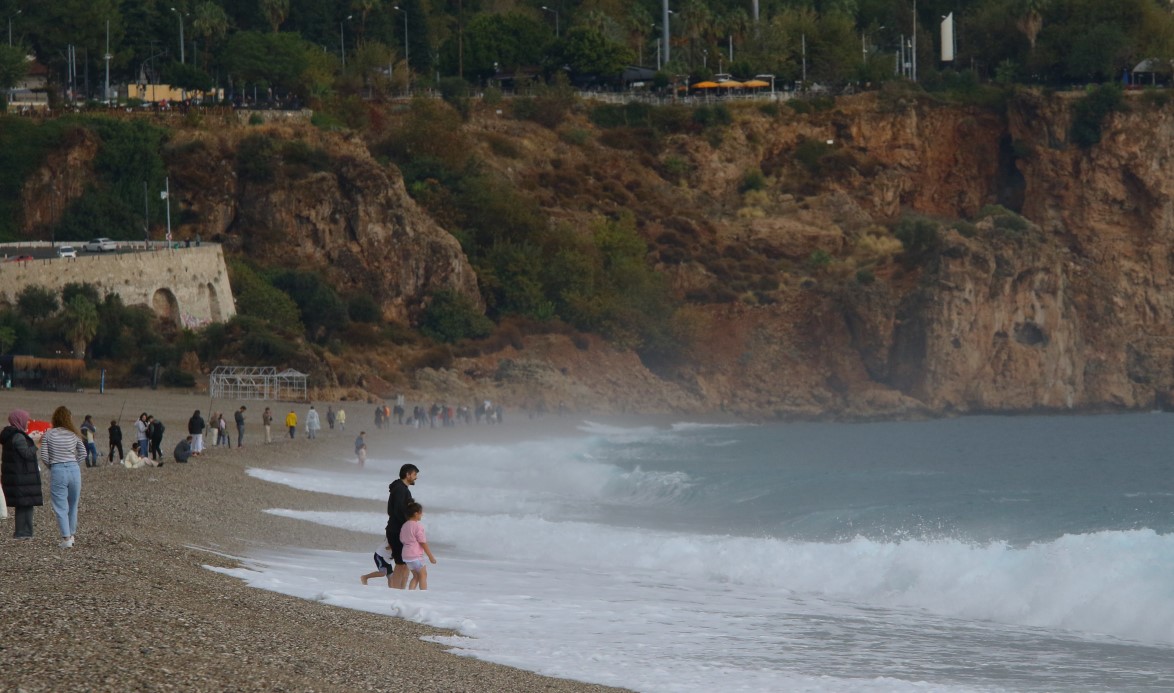 Kar, yağmur, güneş: Antalya 4 saatte 3 mevsimi yaşadı