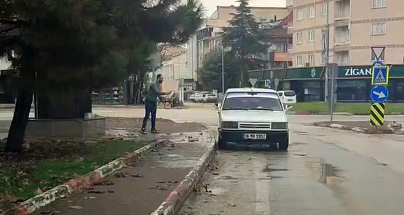 Bursa’nın İnegöl ilçesinde sokak çeşmesinden akan suyla aracını yıkayan sürücüye 2 bin 52 ceza yağdı.