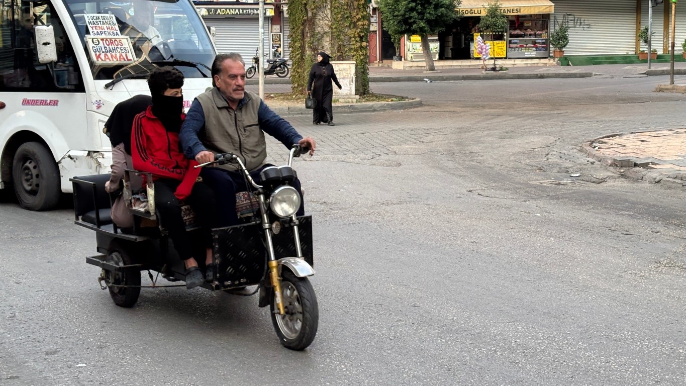 <p>Kentte motosiklet satışı yapan Taner Mert, motosiklete rağbetin arttığını belirterek, &ldquo;Her g&uuml;n motosiklet satışı var. Eskiden bu kadar talep yoktu ama artık insanlar sıfır otomobil alamıyor. Motosiklete y&ouml;neliyor. Bir de yakıt konusu var. Motosikletler adeta yakıtları kokluyor&rdquo; dedi.<br />Motosiklet kullanan Bilal &Ccedil;akır isimli vatandaş, &ldquo;&Ouml;nceden bu kadar motosiklet sorunu yoktu. Ancak son d&ouml;nemlerde kuryeler başta olmak &uuml;zere herkes motosiklet aldı. Kullanımlar arttı. Bizlerde motosiklet kullananlar olarak sorun yaşıyoruz. Bu kadar motosikletin trafikte olması bizleri de etkiliyor. Kask takmak lazım ama ben takmıyorum. Kurallara uymak lazım&rdquo; ifadelerini kullandı.</p>