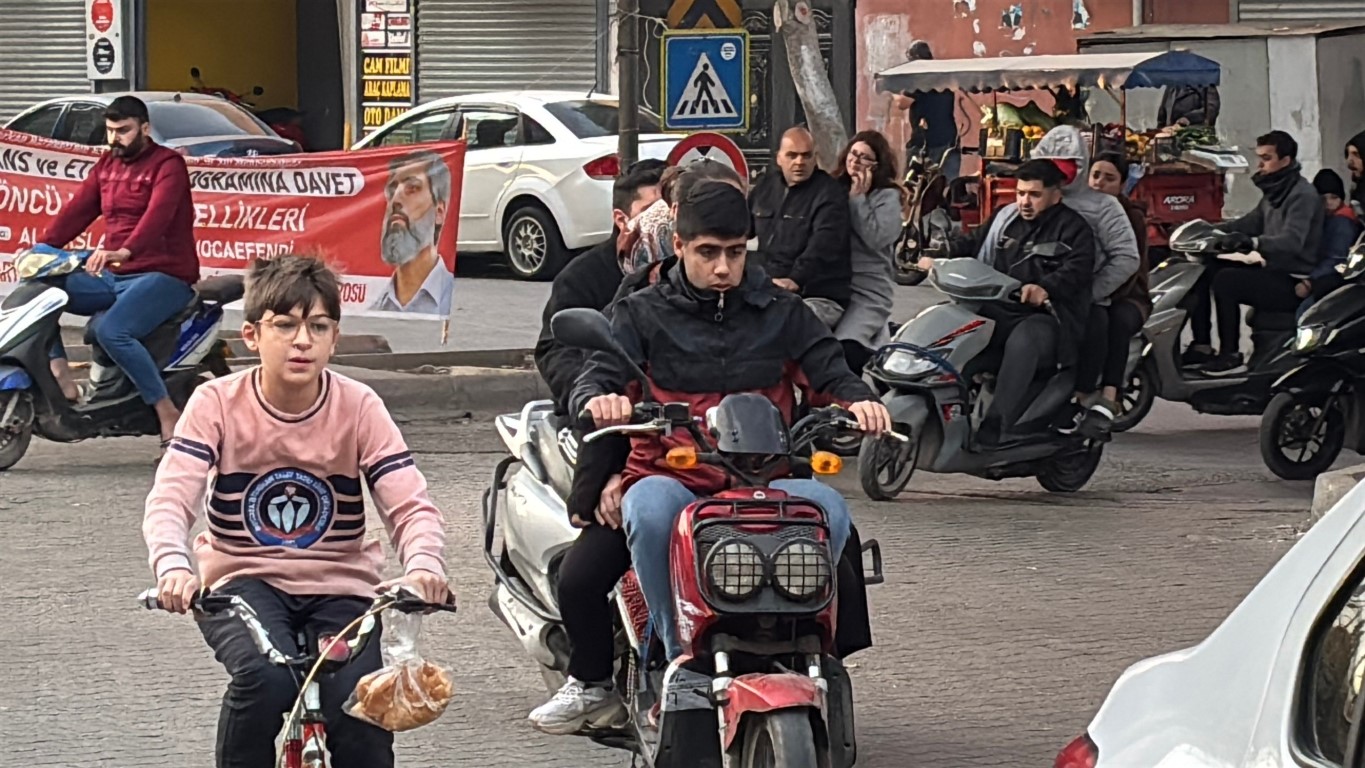 <p>Kask takmadan motosiklet kullanan Tahir Kutlu, &ldquo;Motosiklet kullanımı &ccedil;ok arttı. Son g&uuml;nlerde trafikte otomobillerden daha &ccedil;ok motosiklet var. Motosiklet kullanırken korkmuyoruz ama Allah'tan başka korkumuz yok. Şimdi 16-17 yaşında herkesin altında motosiklet var&rdquo; diye konuştu.</p>