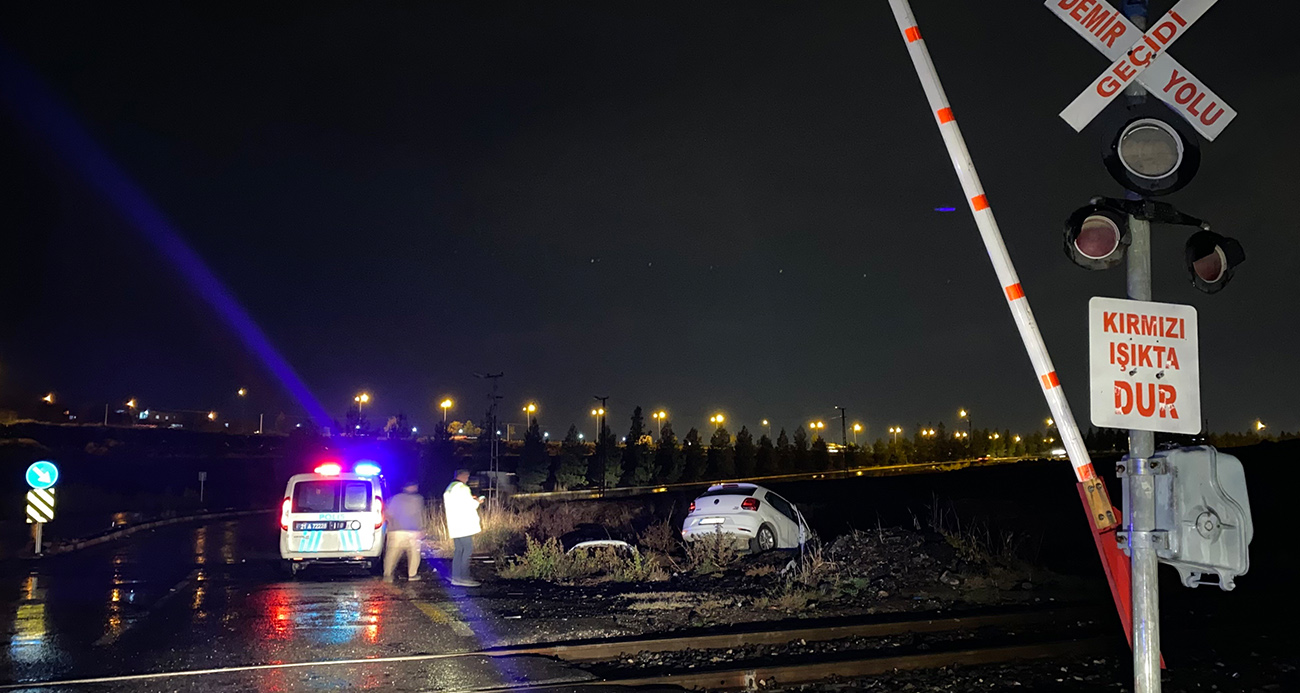 Diyarbakır’da hemzemin geçitte tren otomobile çarptı