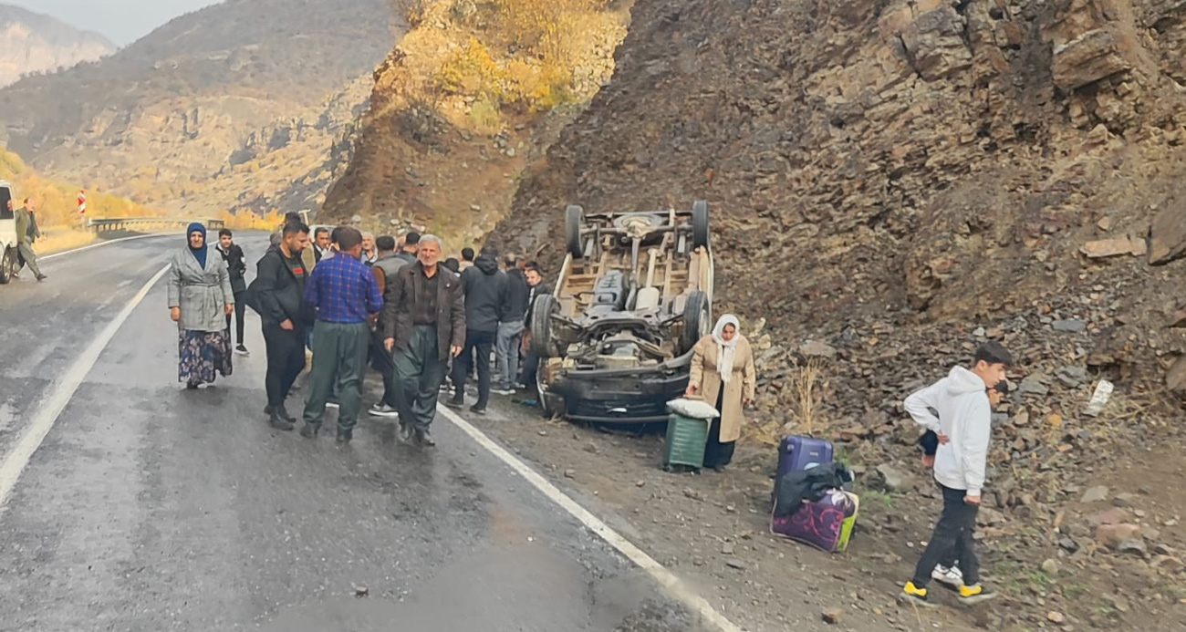 Çukurca’da minibüs takla attı: 11 yaralı