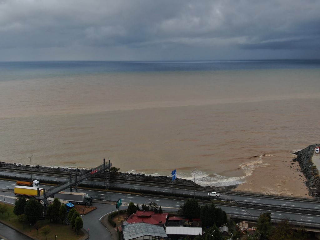 Rize’de yoğun yağışın ardından derelerin getirdiği çamur denizin rengini değiştirdi