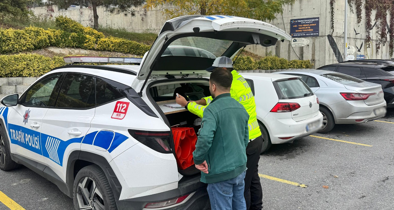 İstanbul Başakşehir’de, drift atarak trafiği tehlikeye sokan sürücü yakalanarak gözaltına alındı. Toplamda 62 bin 340 TL para cezası kesilen sürücü hakkında 3 aydan 2 yıla kadar ceza istemiyle adli işlem yapıldı.