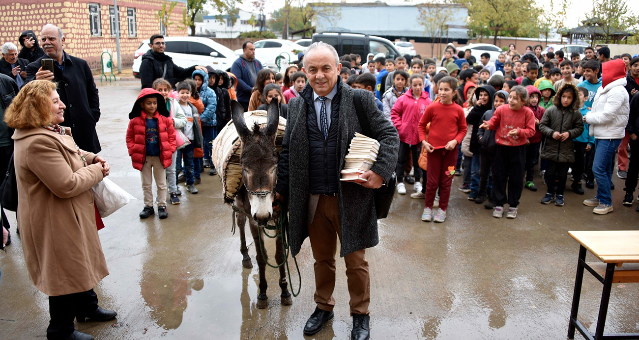 İmza gününe eşekle geldi