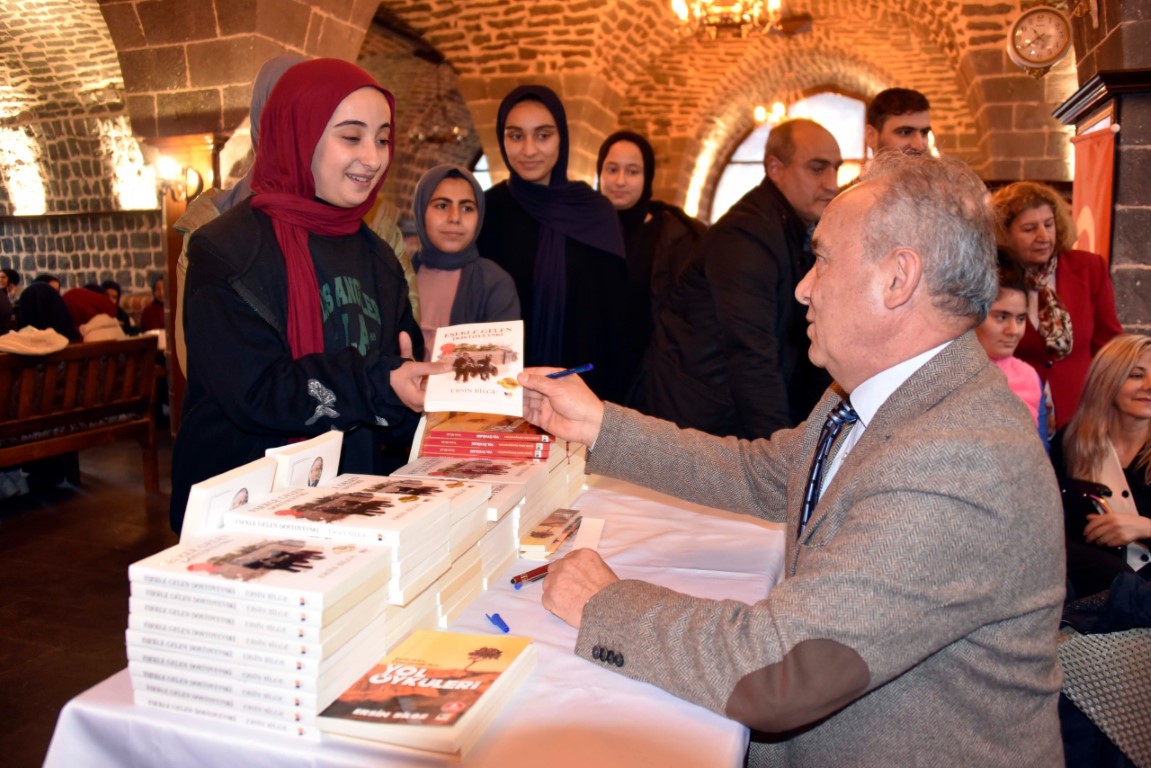 İmza gününe eşekle geldi