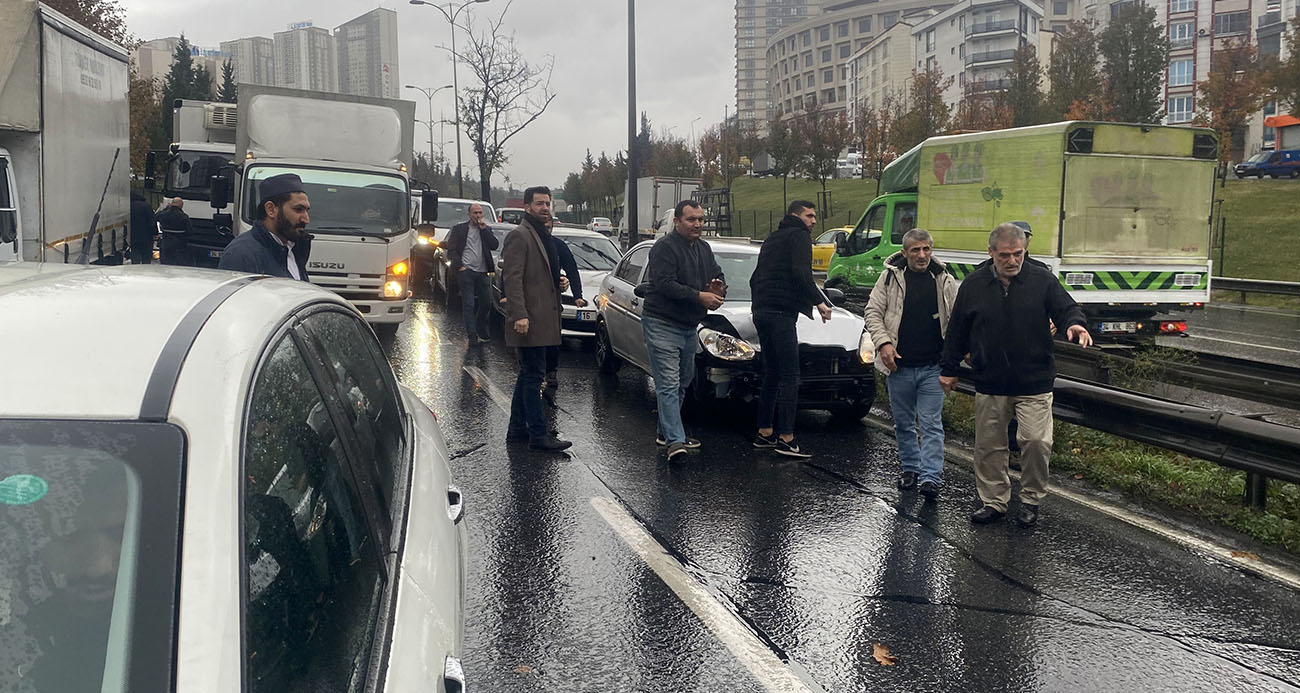 Esenyurt Haramidere TEM Bağlantı Yolunda yağış nedeniyle kayan tır, zincirleme kazaya neden oldu. 3 aracın karıştığı kazada ölen ya da yaralanan olmazken trafik uzun süre kapalı kaldı.