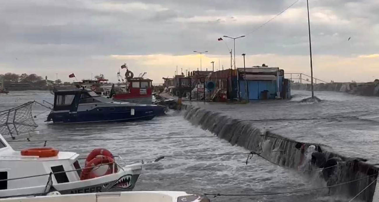 Şiddetli lodos nedeniyle İstanbul’da deniz taştı, tekneler zarar gördü - GÜNDEM