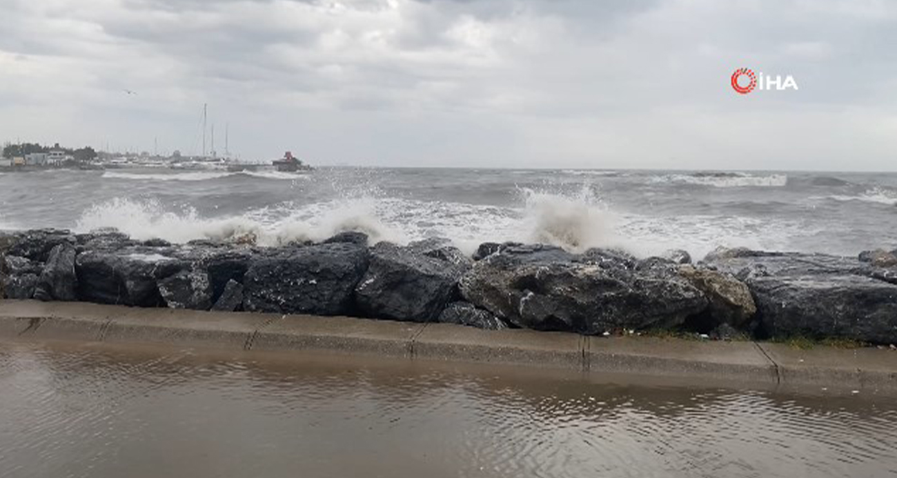 Kadıköy’de dev dalgalar sahile taştı