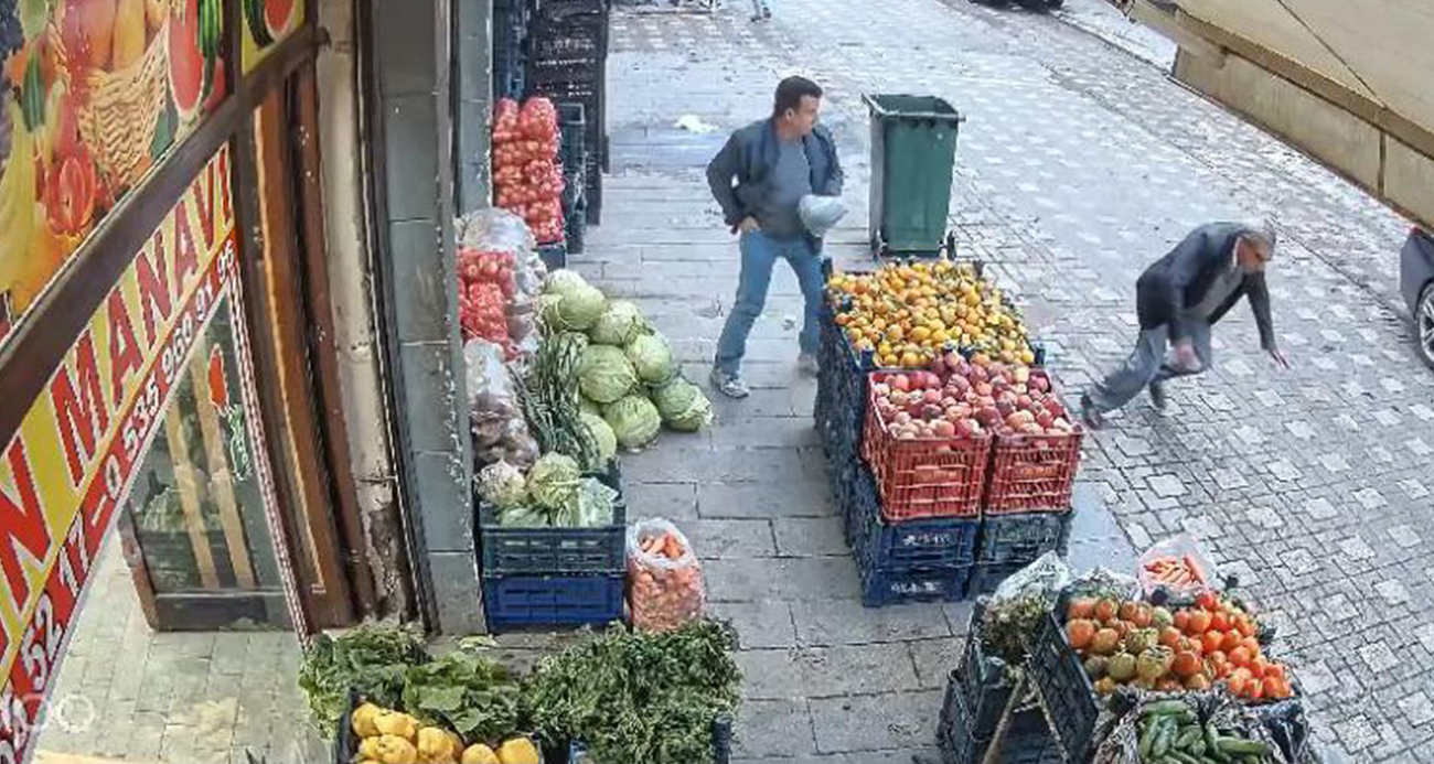 Diyarbakır’ın Hani ilçesinde Recep Aydoğdu’nun kaldırımda yürürken kalp krizi geçirdiği an güvenlik kamerasına yansıdı. Hastaneye kaldıran Aydoğdu, hayatını kaybetti.