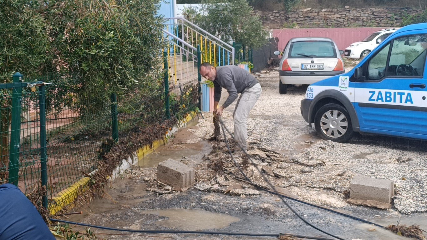 Sel suları istinat duvarını yıktı, ilköğretim okulu sele teslim oldu