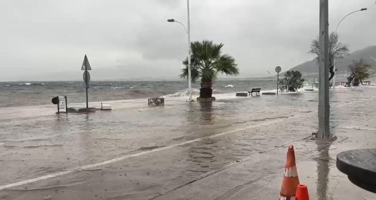 Bursa’da fırtına sahil kenarını vurdu, caddeler göle döndü