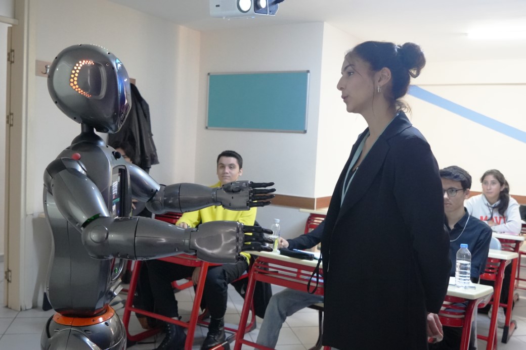 Türkiye’nin ilk insansı yapay zekalı robotu Ada, öğretmenliğe başladı