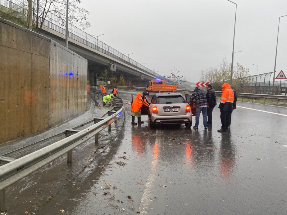 Kağıthane’de sağanak yağış nedeniyle bir kadın sürücü su birikintisinde kaldı