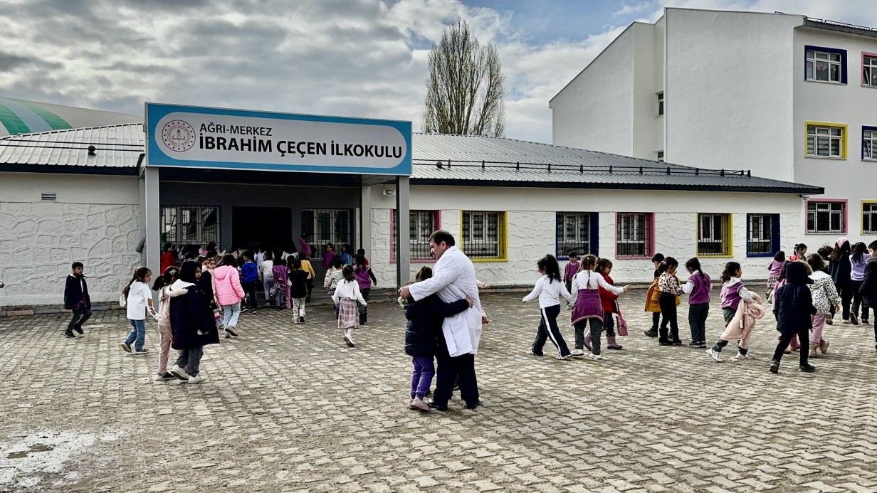 Başarılarla dolu 45 yıllık öğretmenlik hayatına, önlüğünü kızına devrederek veda etti