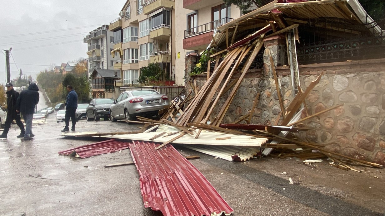 Kocaeli’de çatı uçtu, 6 otomobil hasar gördü