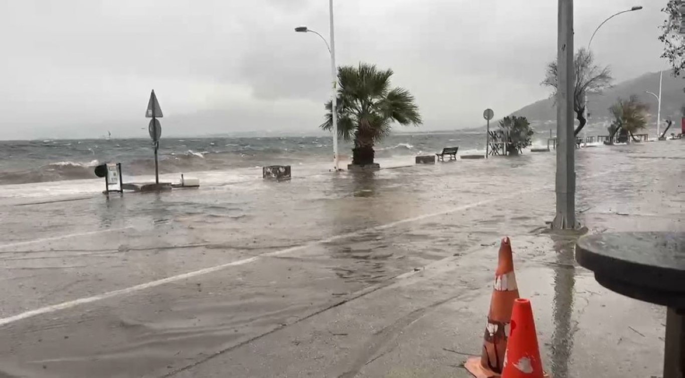 Bursa’da fırtına sahil kenarını vurdu, caddeler göle döndü