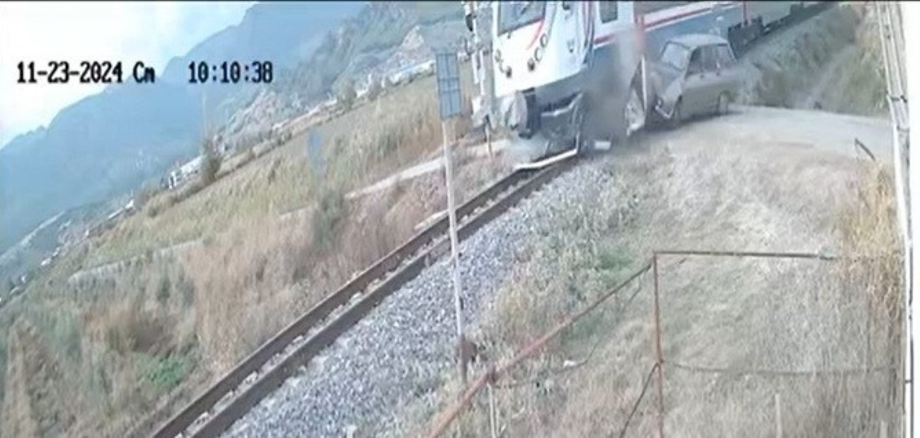 Manisa’da yolcu treni ile otomobil çarpıştı