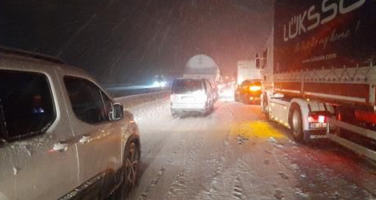 TEM Otoyolu’nun Bolu mevkii Gerede ilçesi Cankurtaran geçişinde, kar yağışı sebebiyle trafik durdu. Kış lastiği olmayan araçlar ve maddi hasarlı araçlar için kurtarılma çalışması başlatıldı.