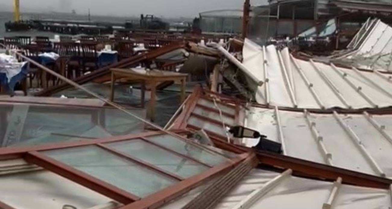 Büyükada’da şiddetli rüzgardan iki restoranın çatısı yıkıldı