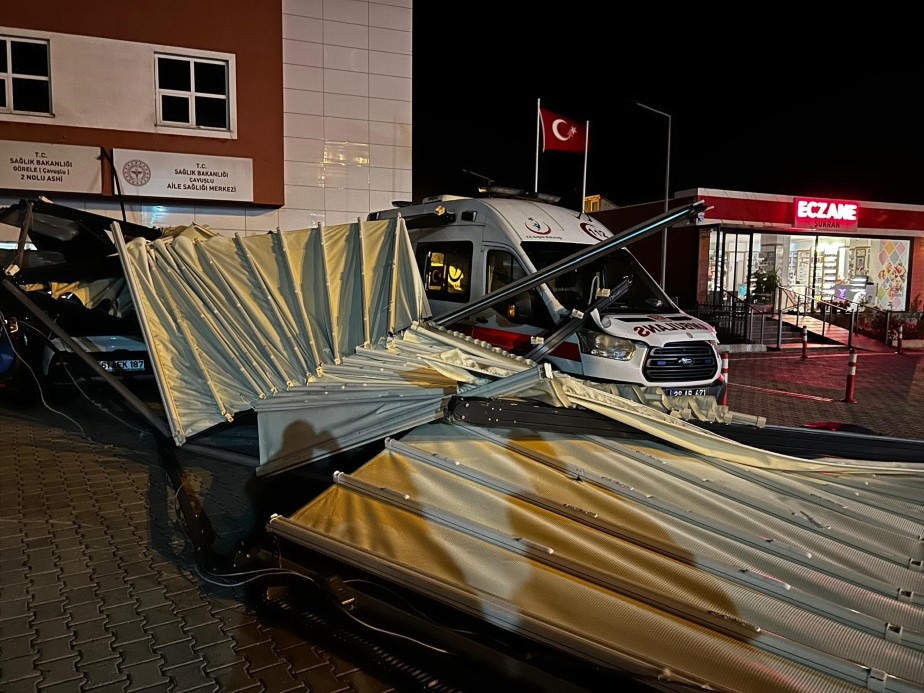 Fırtınada uçan çatı araçların üzerine düştü... O anlar kamerada