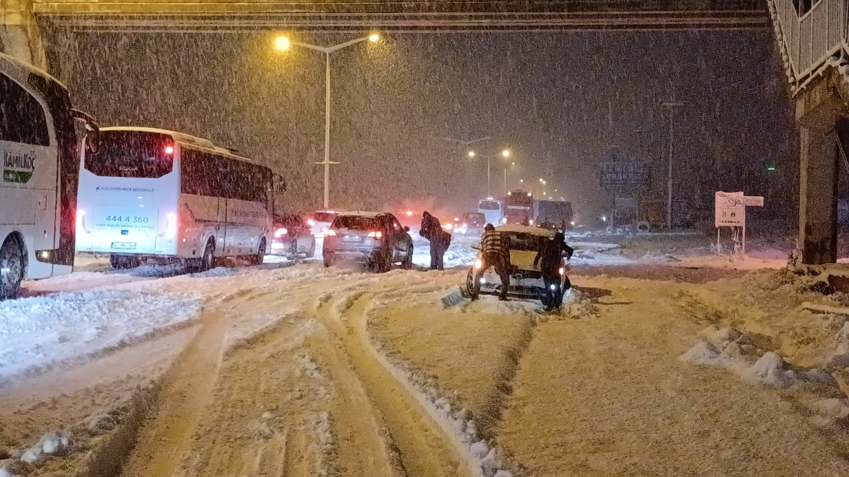 Bolu Dağı’nda trafiğe kar engeli: Yolda kalan araçlar için ekipler seferber oldu