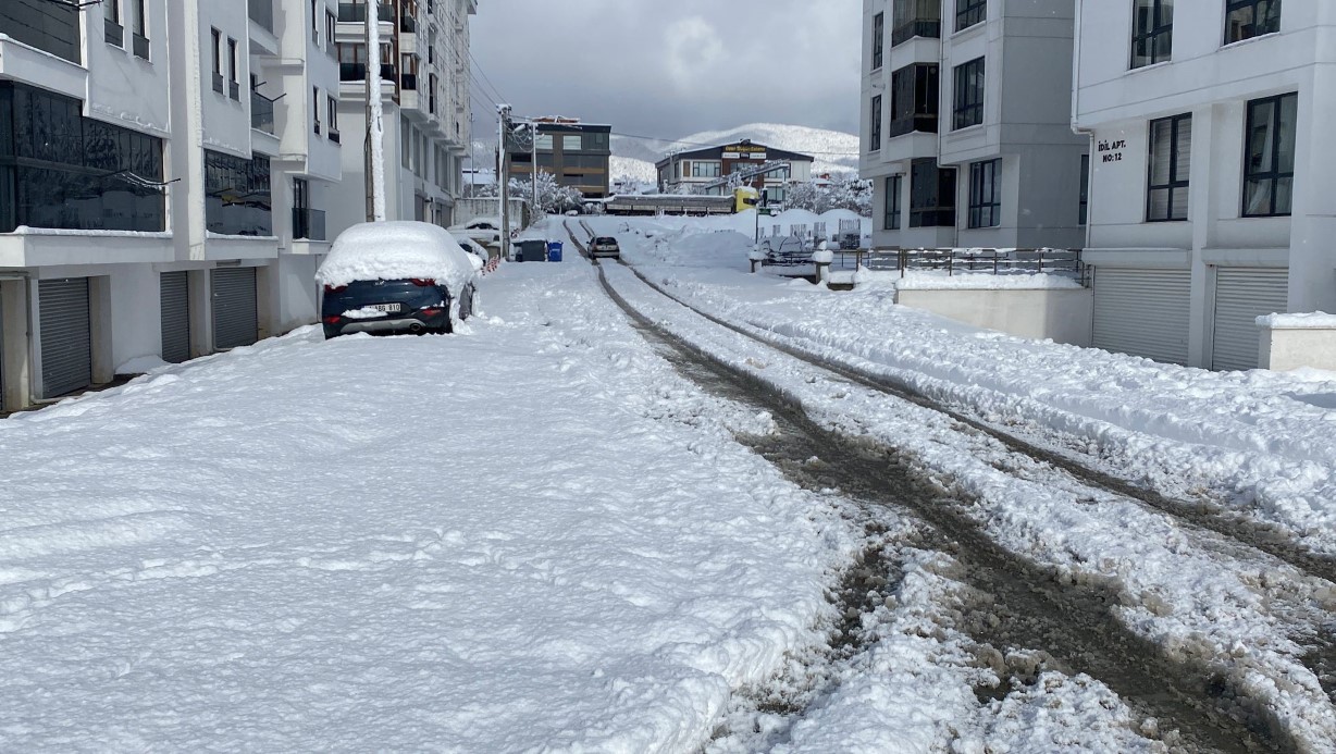 Bolu’da dün öğle saatlerinden itibaren etkisini sürdüren yoğun kar yağışı, şehir merkezini beyaz örtüyle kapladı.