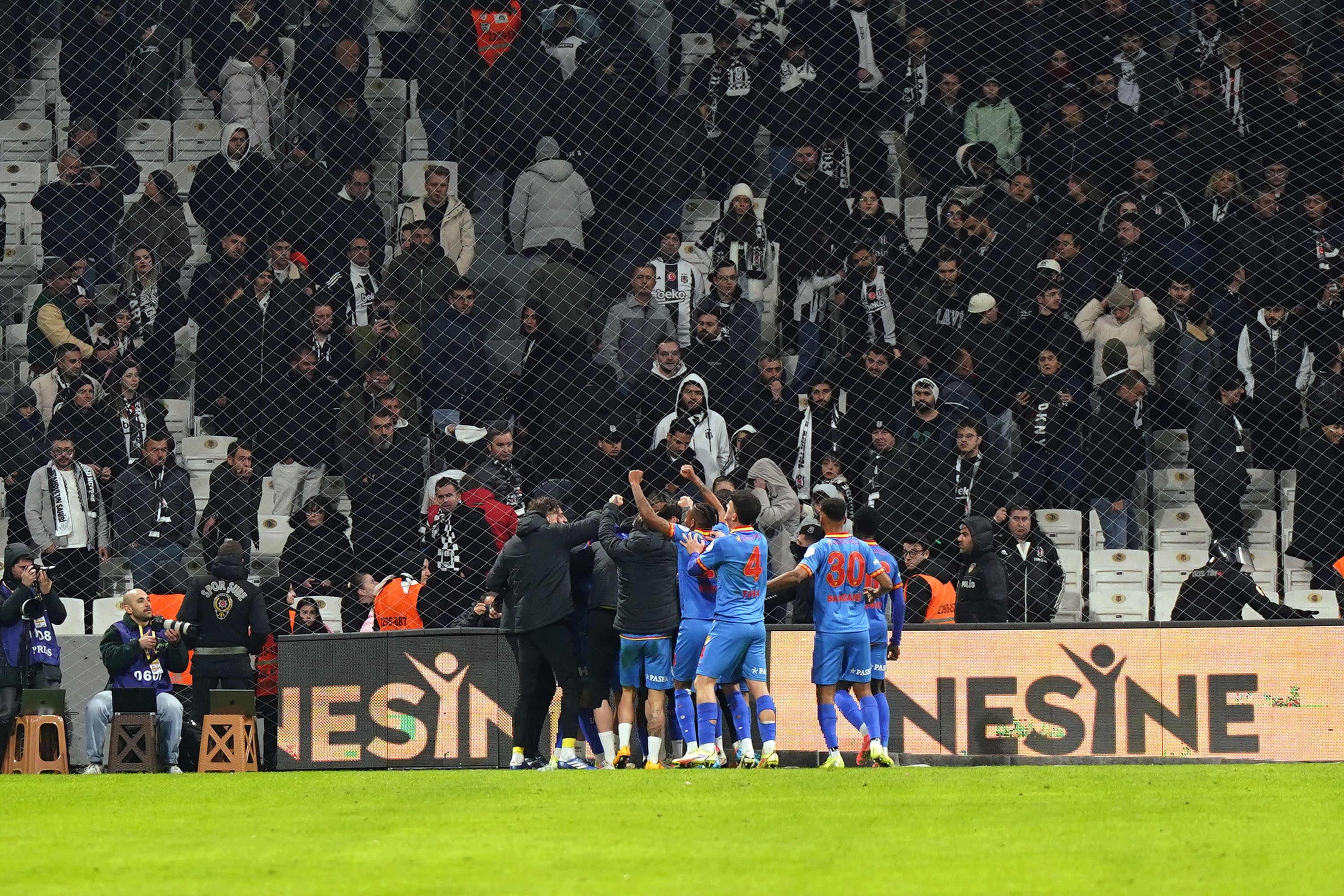 Kartal, evinde yıkıldı! Göztepe'den muhteşem geri dönüş