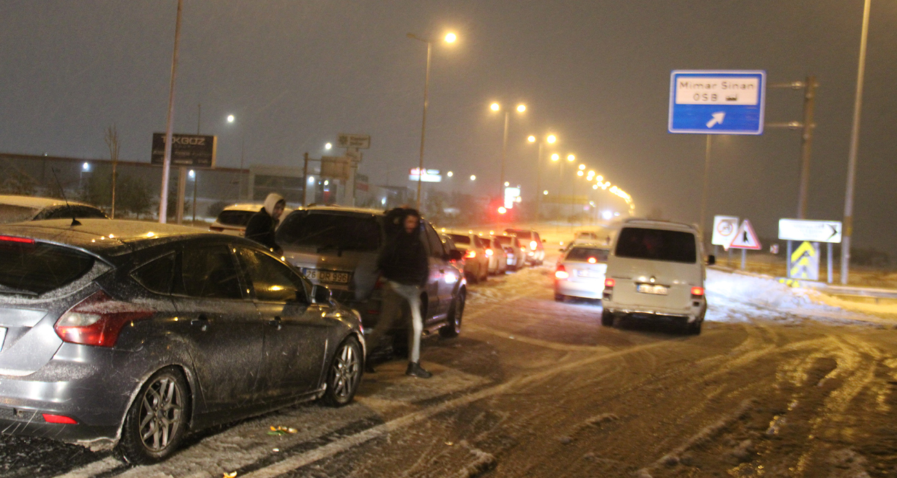 Kayseri’de kar yağışı ve tipi nedeniyle yaklaşık 8 saattir ulaşıma kapalı olan Kayseri-Malatya karayolunu açmak ve yolda mahsur kalanları kurtarmak için ekiplerin çalışmaları sürüyor.