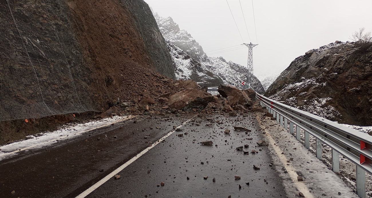 Artvin-Yusufeli karayolunda meydana gelen heyelan nedeniyle yol ulaşıma kapandı.