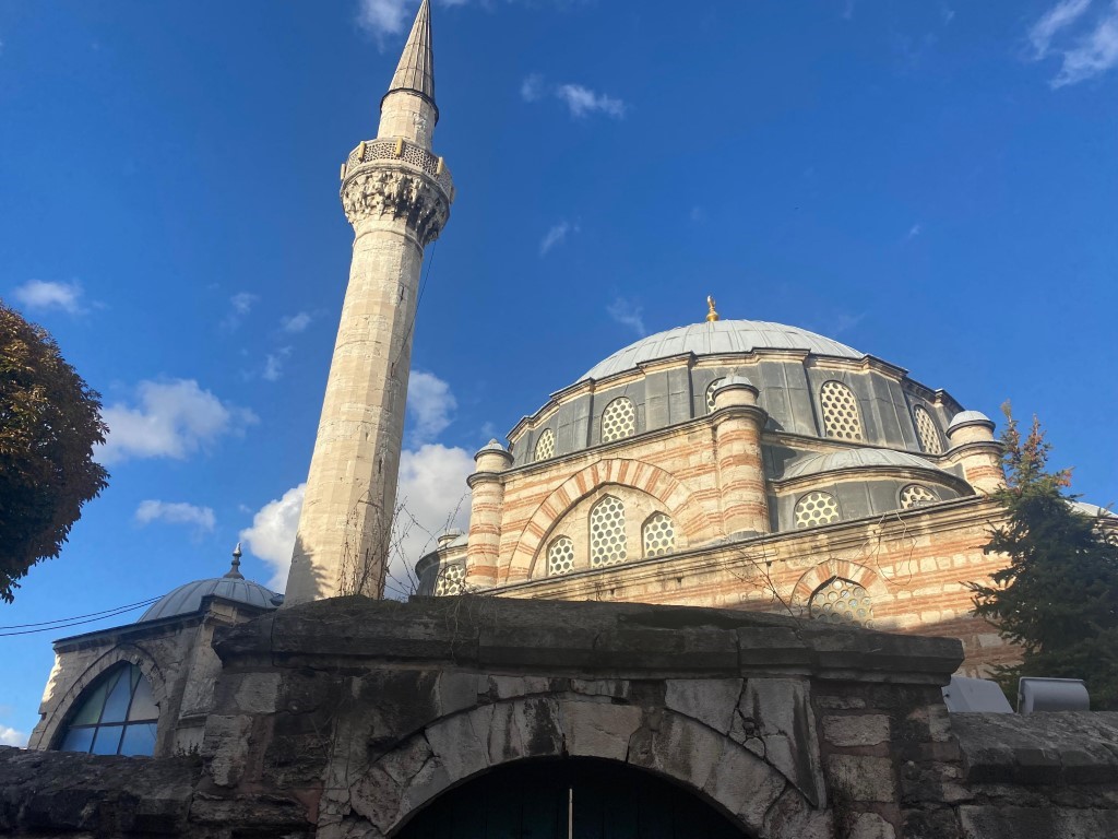 439 yıllık Mehmed Ağa Camii’ne plastik pencere takıldı, tarihi külliyenin hamamı harabeye döndü