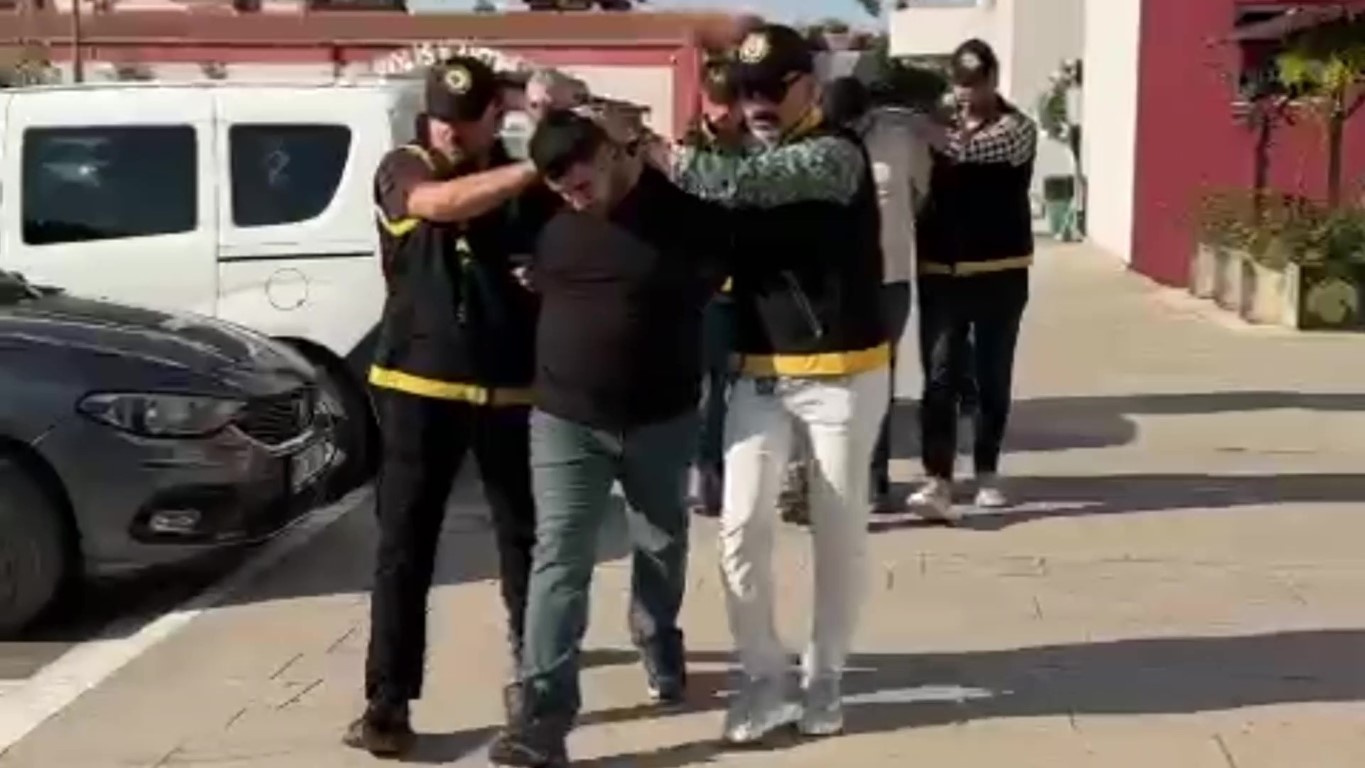 Galericinin evine ve otomobiline silahlı saldırı yapıp 500 bin dolar haraç istediler