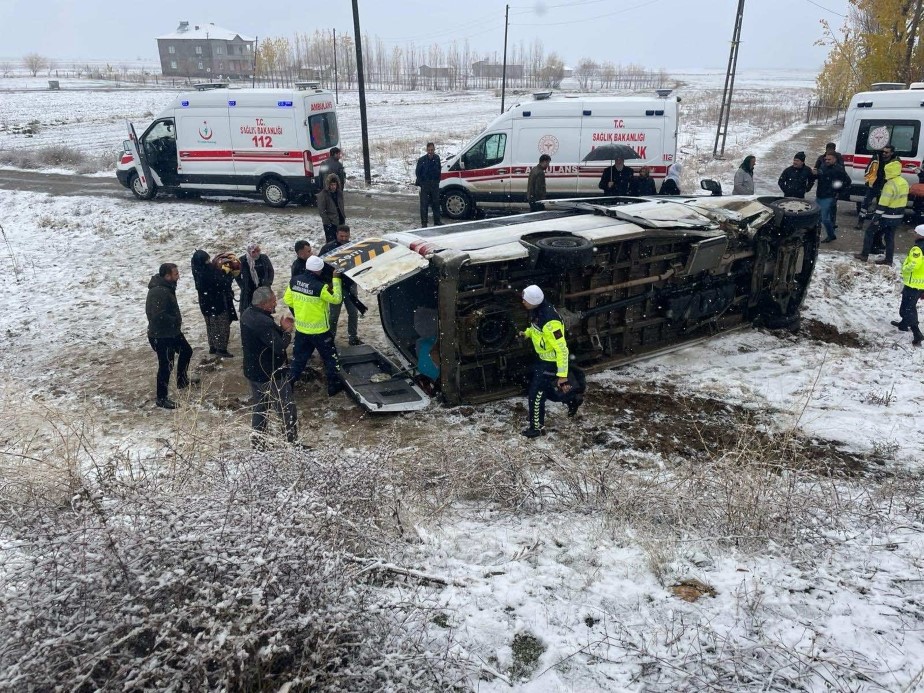 Muş’ta devrilen servis minibüsündeki sürücü ile 15 öğretmen yaralandı.