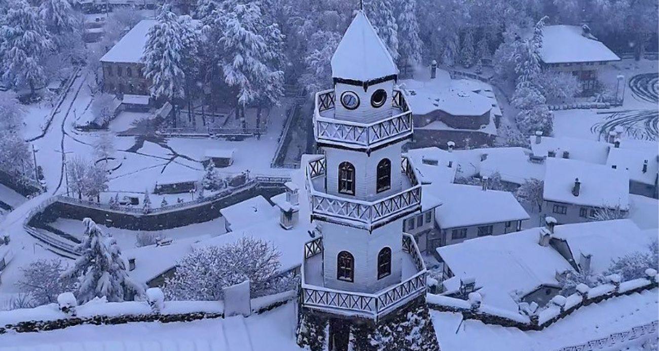 Bolu’nun "sakin şehir" ünvanlı tarihi ilçesi Göynük yağan karla beyaza bürünürken, eşsiz manzara dronla havadan görüntülendi.