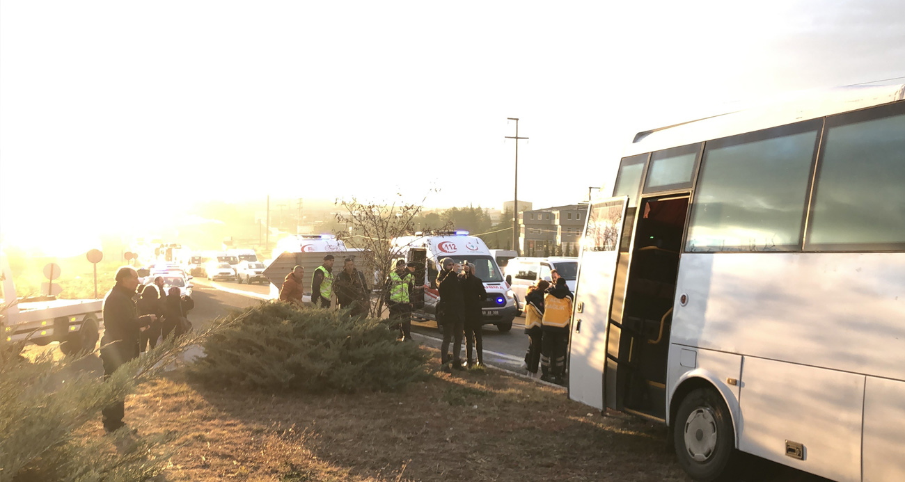 Tekirdağ’ın Ergene ilçesinde refüje çarparak karşı şeride geçen otomobil, işçi servisiyle çarpıştı. Kaza sonrası otomobil sürücüsü hayatını kaybederken, servis minibüsünde bulunan 10 işçi yaralandı.